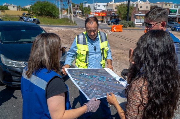 Supervisa Municipio construcción de crucero en avenida Teófilo Borunda