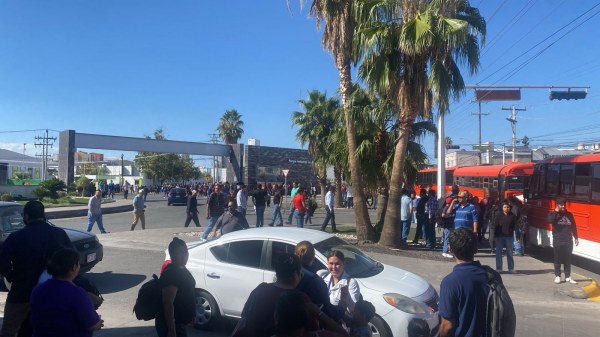 Bloquean transportistas el Parque Industrial Américas por falta de pago y malos tratos