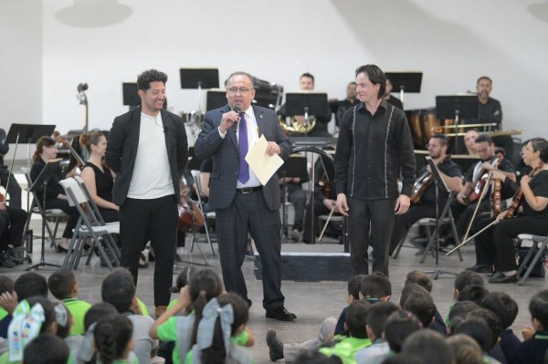 Ofrecen la OSUACH y el Grupo de Teatro de la Universidad concierto interactivo en primaria de Riveras de Sacramento