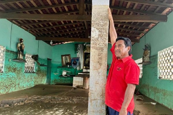 “El agua nos inundó en segundos”: comunidad de Coyuca vive entre escombros y lodo tras paso del huracán John