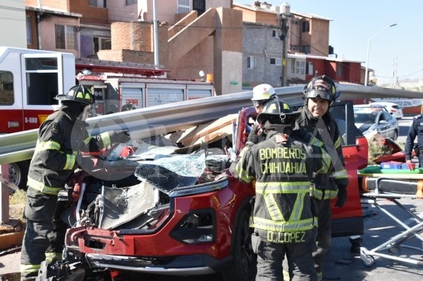 Impacta conductora contra valla metálica; la trasladan a un hospital