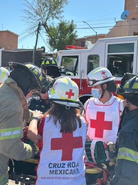 Policías y bomberos prestaron auxilio como paramédicos a mujer accidentada