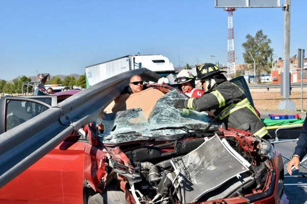 Policías y bomberos prestaron auxilio como paramédicos a mujer accidentada