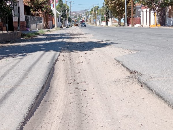 Hacen zanjas en el pavimento por obras y las dejan sin reparar por semanas