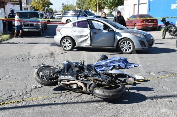 Muere mujer motociclista en fuerte accidente en la Juan Escutia