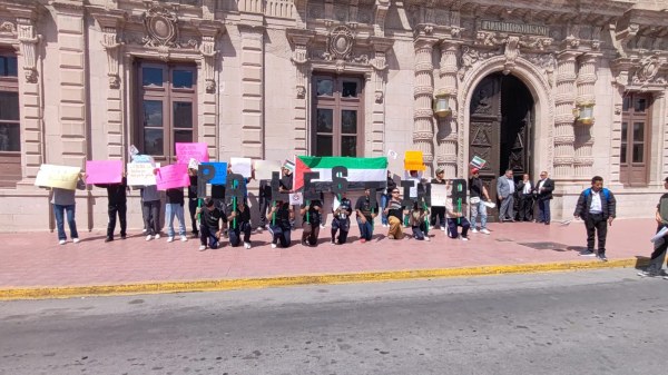 Se manifiestan integrantes de FENERRR al exterior de Palacio; piden alto al bombardeo en Palestina