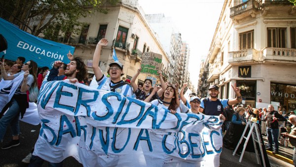 Protestas del sector salud y educación tensan el clima político en Argentina