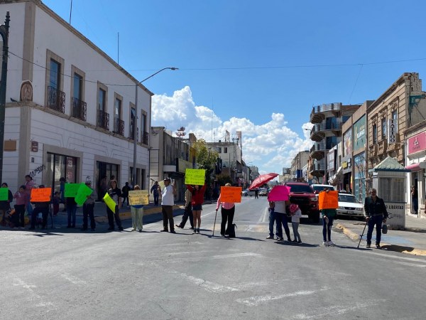 Cierran manifestantes calles al exterior de Palacio; piden al Estado firmar convenio de universalidad con Federación