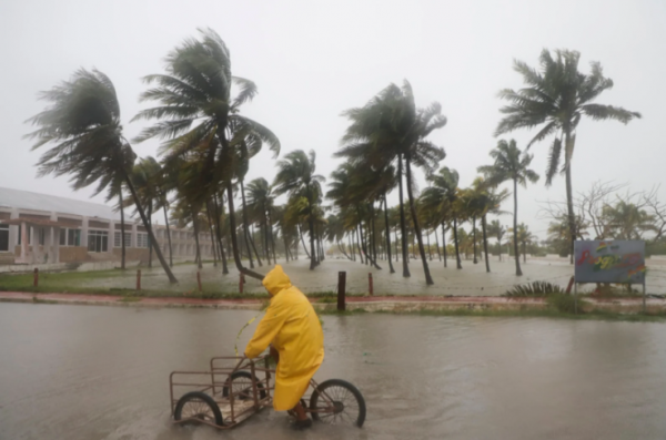 El huracán Milton recupera fuerza y vuelve a ser tormenta de categoría 5 en camino a Florida