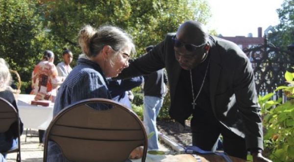 Traigan a sus mascotas a la iglesia, dice sacerdote haitiano, 