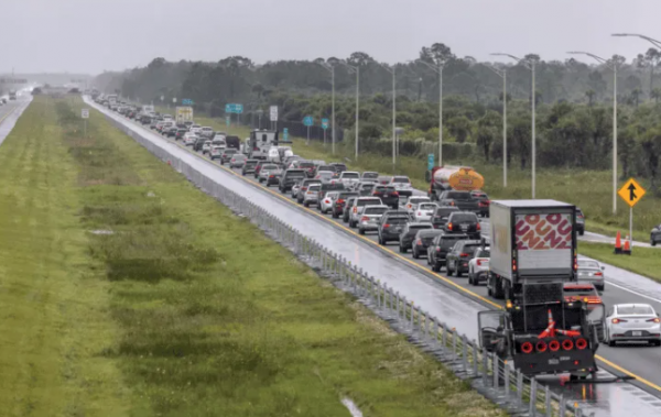 Gobernador de Florida informa que aún hay tiempo para evacuar