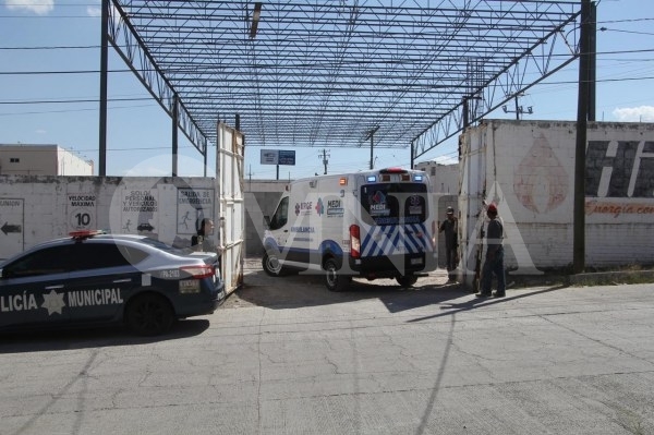 Trasladan a hospital a trabajador tras caer de obra en construcción en la Revolución