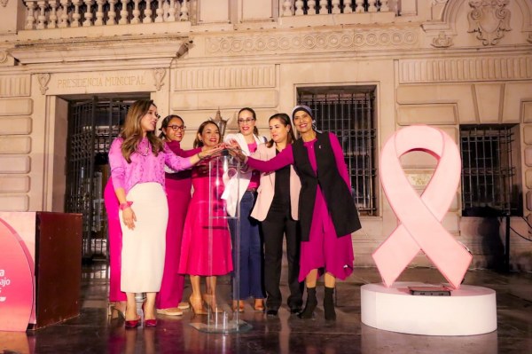 Iluminan de rosa el Centro Histórico para conmemorar el Día Internacional de la Lucha contra el Cáncer de Mama