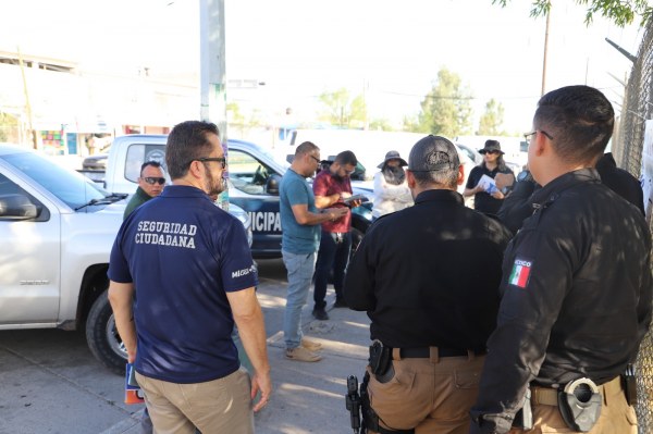 Atiende Policía Municipal peticiones de vecinos de la Revolución sobre temas de seguridad