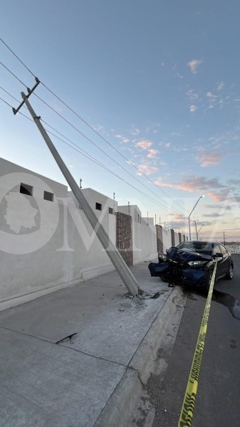 Conductora impacta poste de la CFE tras perder el control del volante; No hay heridos