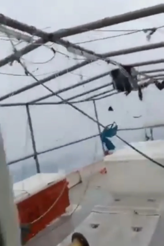 Pescadores quedan atrapados en el mar durante paso de Milton (Video)