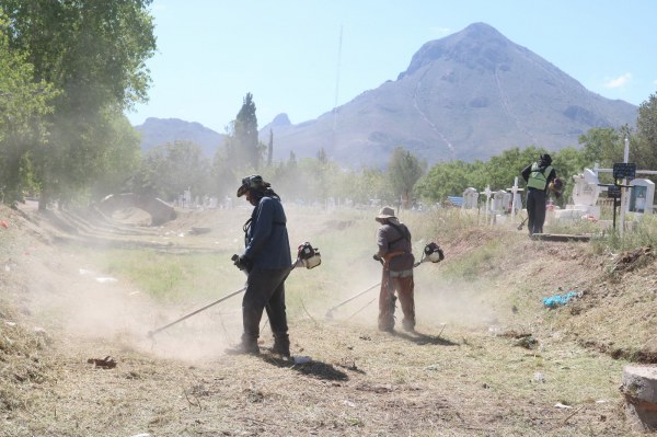 Trabaja Gobierno Municipal en limpieza a panteones previo a celebración del Día de Muertos