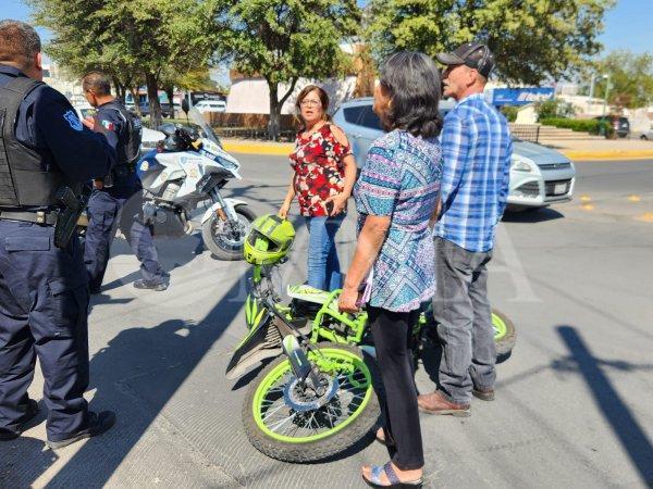 Conductora le cierra el paso a motociclista; sólo golpes leves