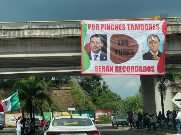 Llaman traidores a Yunes Márquez y Yunes Linares en lona colgada por trabajadores del Poder Judicial en Xalapa