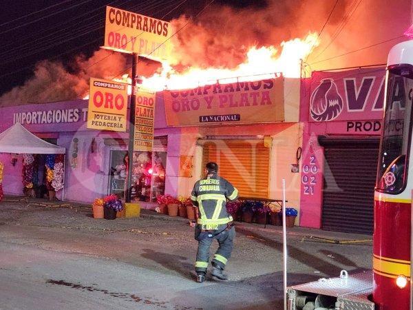 Se incendian locales comerciales en la avenida Tecnológico, cierran la circulación