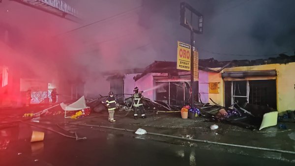 Controla Cuerpo de Bomberos incendio de locales comerciales en avenida Tecnológico