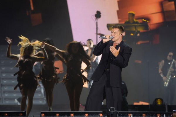 Enciende Ricky Martin la Plaza del Ángel en la fiesta de inauguración del FICH Edición Bicentenario