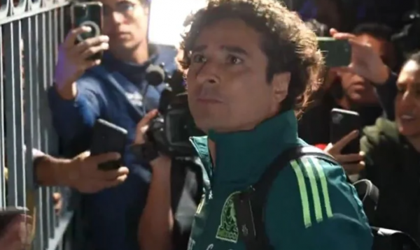 Los jugadores de la Selección Mexicana ignoran a los aficionados en su llegada a Puebla; sólo Memo Ochoa accede a convivir