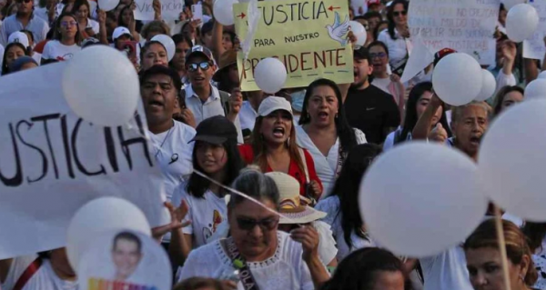 Miles marchan en Chilpancingo exigiendo justicia por el asesinato del alcalde Alejandro Arcos