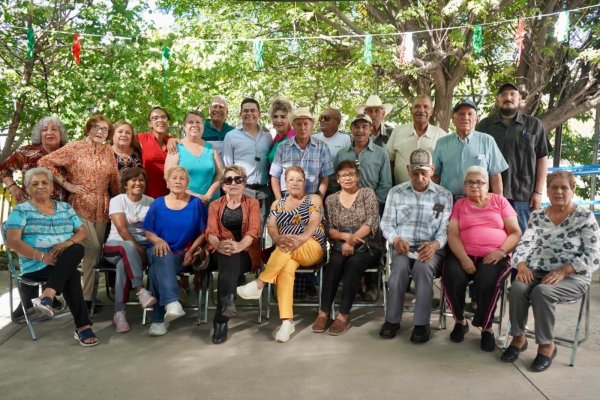 Convive Rafael Loera con adultos mayores de la Casa de los Abuelos Suroeste