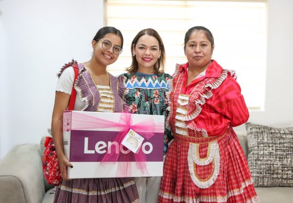 Entrega Municipio equipo de cómputo a primera joven universitaria de etnia Mazahua