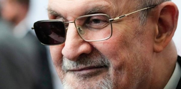 Retrasan inicio del juicio contra el acusado de intentar asesinar a Salman Rushdie