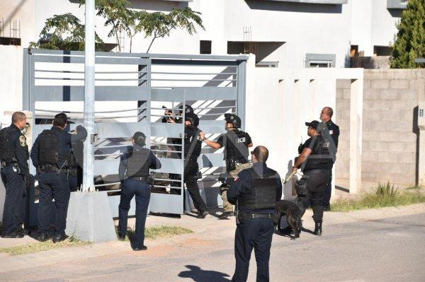 Hombre amenaza con explotar su vivienda, dispara contra policías y luego se suicida