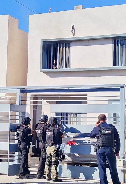 Atendieron Policías y bomberos situación de hombre que se atrincheró en su vivienda en Puerta Real