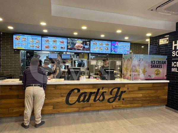 Causa sensación apertura de la 5ta sucursal de Carl’s Junior en el Centro Histórico