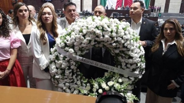 “Murió la justicia”: PRI coloca una corona de flores durante la discusión de leyes secundariaa