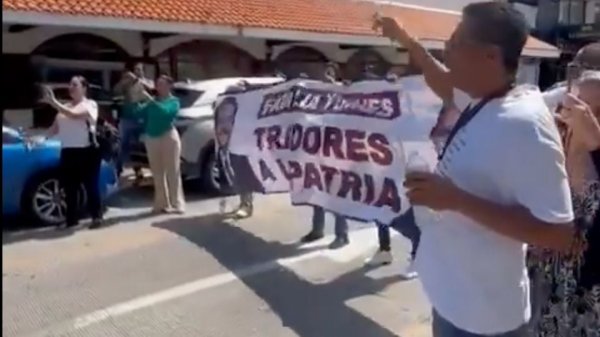 Trabajadores del PJF increpan a Yunes Linares por aprobación de reforma judicial