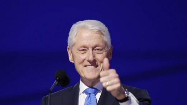 De iglesias a McDonald's, Bill Clinton hace campaña por Kamala Harris