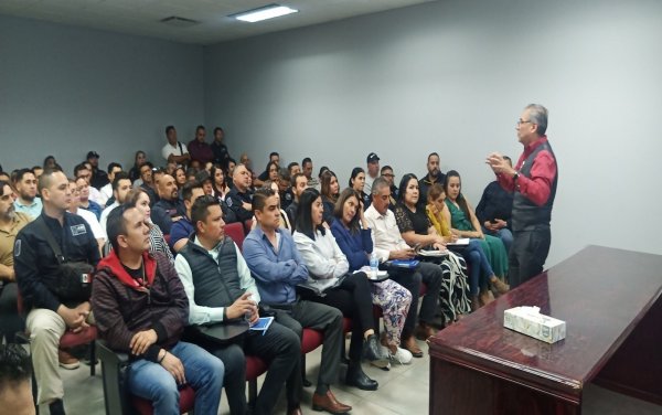 Realiza Fiscalía conversatorios para dar a conocer beneficios del Servicio Profesional entre el personal