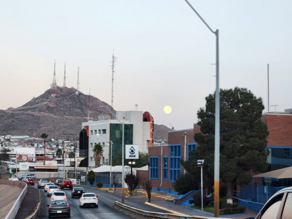 Imagen del día: Luna ilumina el cielo de Chihuahua