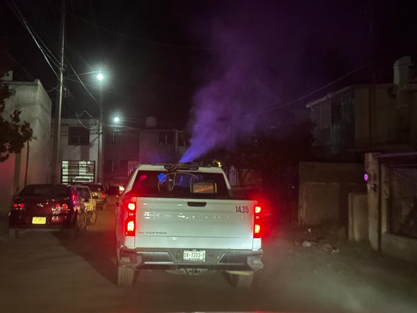 Intensifican autoridades fumigación en el sector sur de Delicias para combatir el dengue