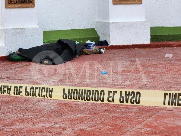 Localizan hombre sin vida frente al Hospital Central; presumen sobredosis