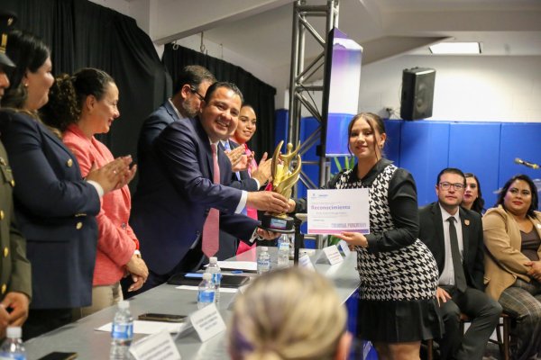 Presidente Jesús Valenciano encabeza ceremonia para premiar a jóvenes destacados