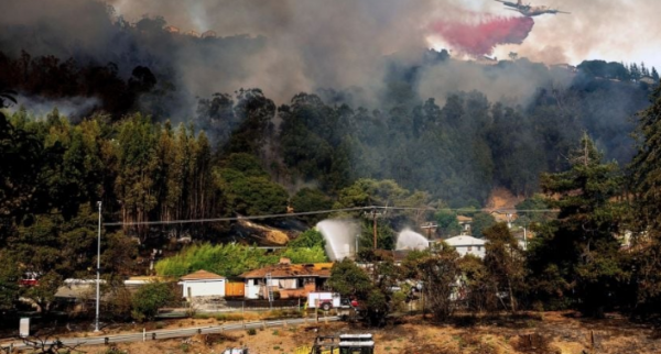 Incendio en Oakland arrasa al menos siete viviendas y provoca evacuación de cientos de personas