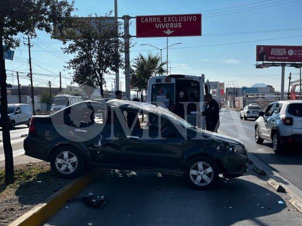 Aparatosa volcadura tras encontronazo en la Tecnológico; sólo daños materiales