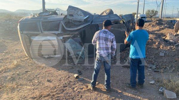 Pareja resulta lesionada al volcar sobre el Toledano