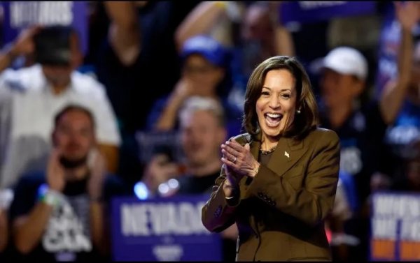 Kamala Harris cumple 60 años de edad haciendo campaña en Georgia