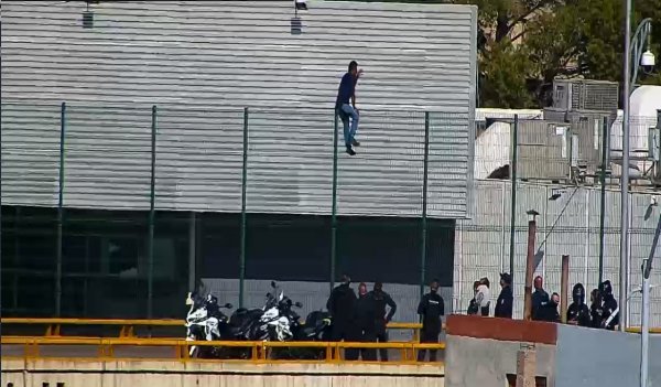 Salvan policías y bomberos a hombre que amenazaba con lanzarse de puente de la avenida Teófilo Borunda