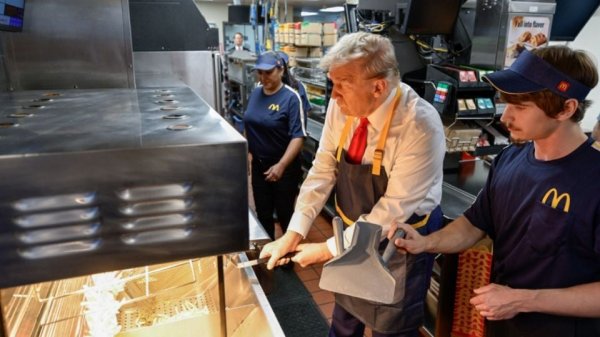 Trump hace campaña en un McDonald's: cocina papas fritas y las reparte a través de la ventanilla