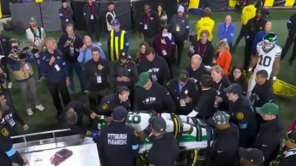 Xavier Newman-Johnson, guardia de los Jets, deja al juego ante Steelers en ambulancia tras sufrir un fuerte golpe en el pecho