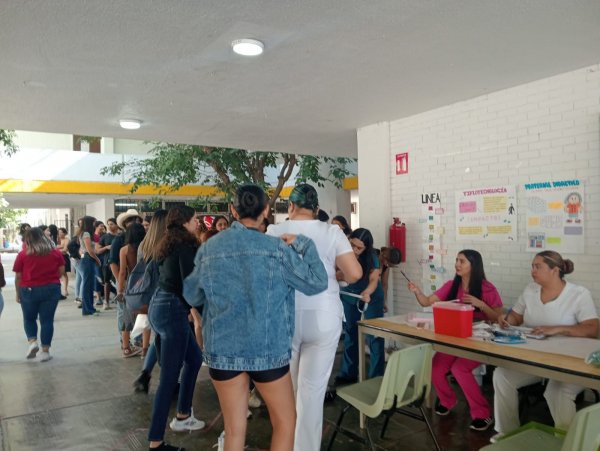 Brinda Pensiones Civiles más de 3 mil 900 acciones preventivas a personas en la Escuela Normal del Estado